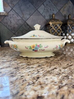1949 Homer Laughlin Cream Floral Covered Serving Dish with Handles